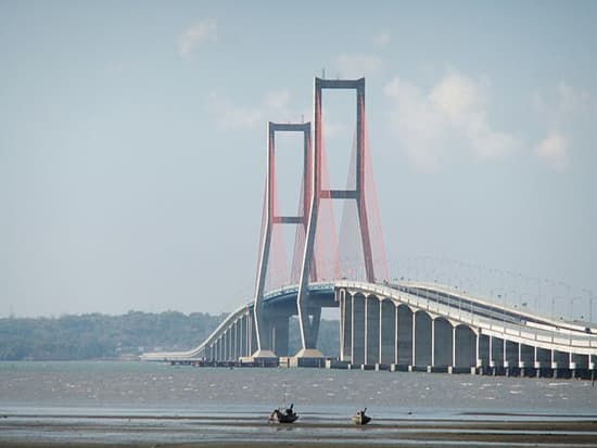 Wisata Jembatan Suramadu di Surabaya